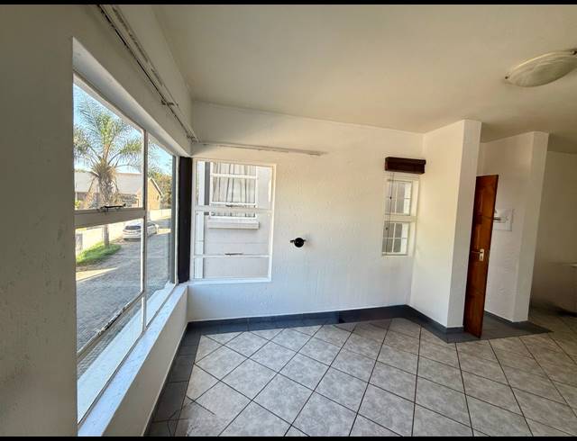 2 BEDROOM APARTMENT TO LET IN WINDSOR EAST